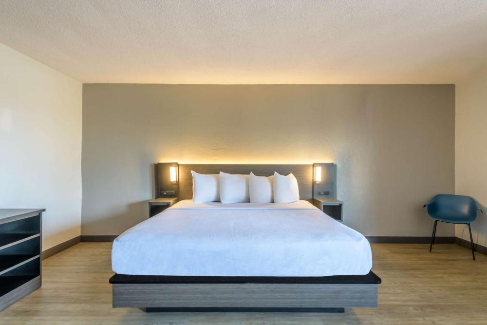 King Room - Non-Smoking interior