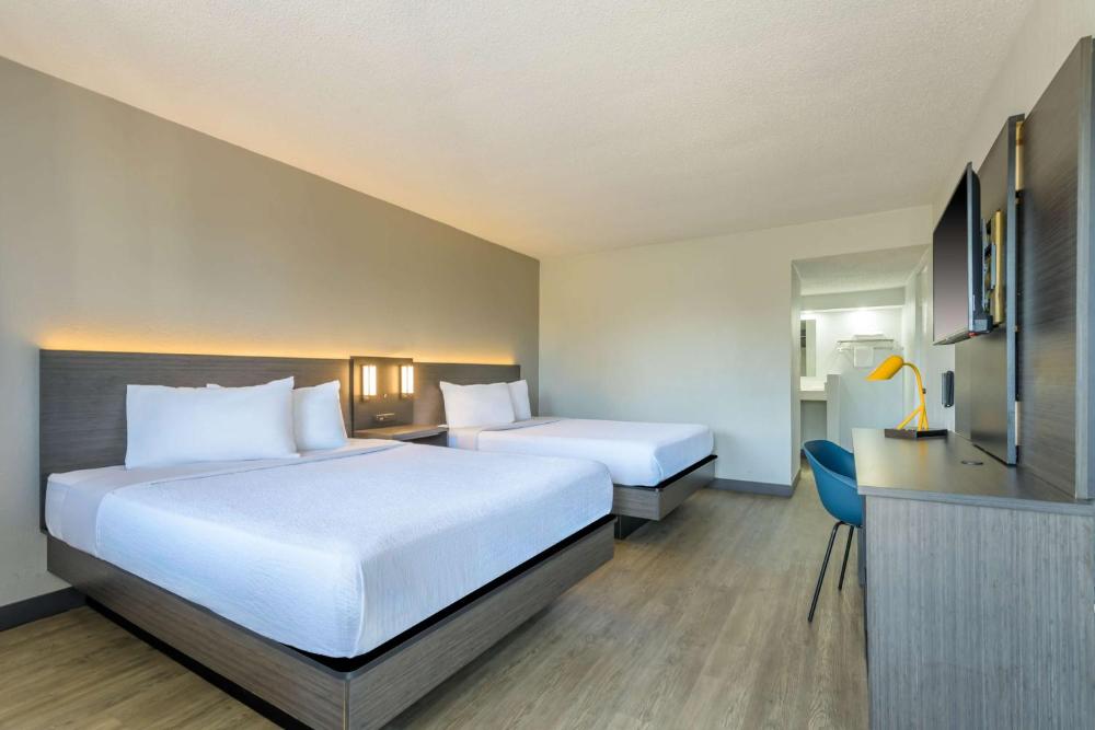 Queen Suite - Non-Smoking interior