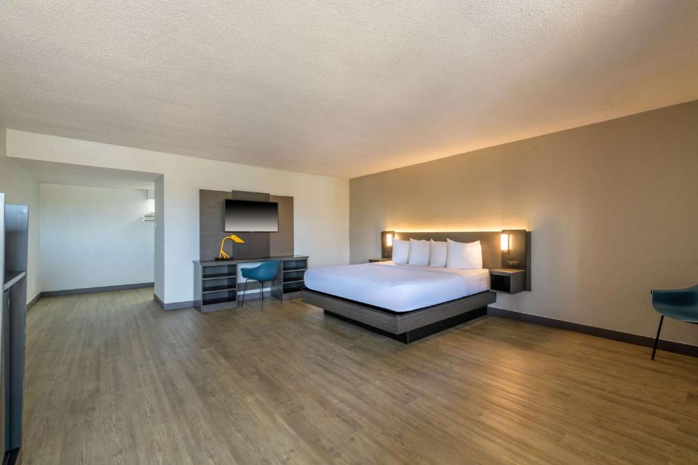 Deluxe Suite - Non-Smoking interior